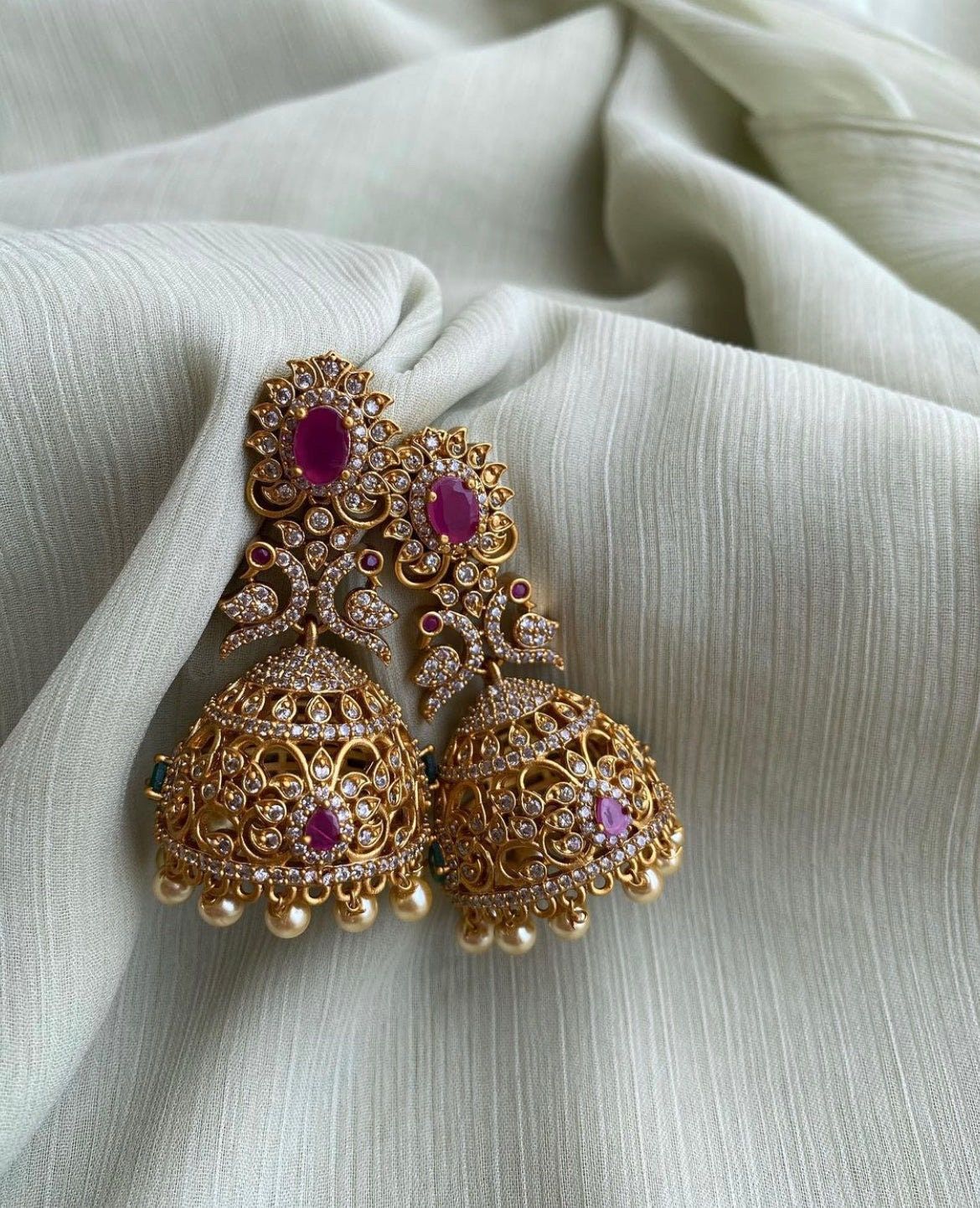 TEMPLE JHUMKA Kemp Ruby Stones Jhumka Ohrringe / Leichtgewicht / antikes Gold-Finish / indischer Schmuck / Desi Schmuck / indische Jhumkas