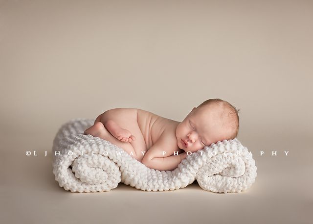 10 tips for photographing your own newborn by Lisa Holloway -