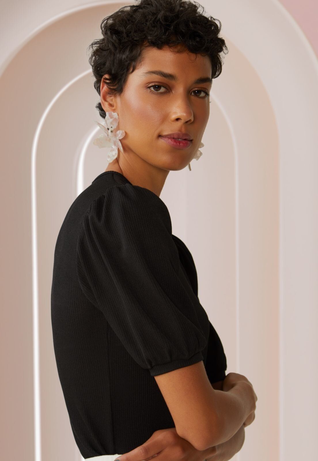 Blusa manga curta bufante tem aquele jeitinho vintage. Perfeita para dar um toque romântico no seu look casual. Essa blusa tem modelagem justa, manga curta bufante e gola redonda. esta peça faz parte da Amaro cross collection - uma coleção cápsula inspirada por looks incríveis criados por gamers dentro do jogo mais falado do momento. Hoop Earrings, Toque, Vintage, Products, Fashion, Short Sleeve Blouse, Round Collar, Skinny, Black