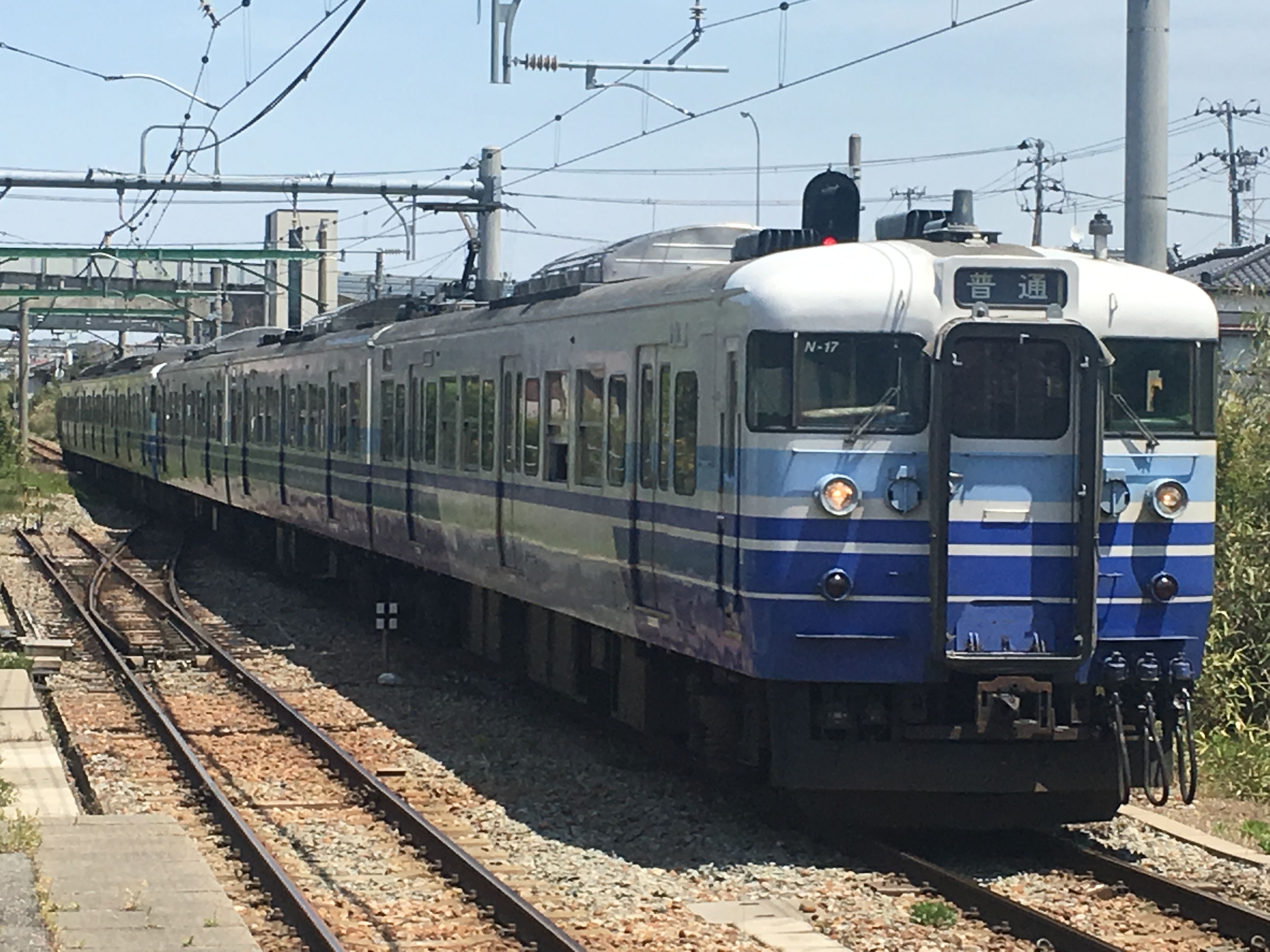 内野駅に到着する新潟リニューアルn17編成他6両編成 駅 鉄道 内野