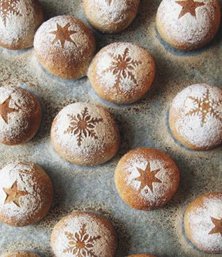 Halvgrove rundstykker tangzhong 🎎 Spist til lunsj på dag 3(!). Oppskriften finner du på krem.no nå. Hele fremgangsmåten ligger under høydepunkter i stories 🎬 #breadrolls #wholemeal #tangzhong #grove #rundstykker #godtno #brodogkorn #kremno Hamburger Bun, Easter Eggs, Baking, Breakfast, Food, Cakes, Decorating, Brioche, Morning Coffee