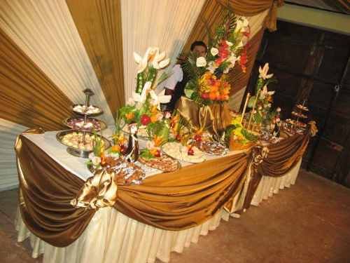 Ofertas Alquiler De Sillas Mesas Fuentes Grupos Mesoneros Decoración De Buffet Decoración De Mesa Principal Decoraciones De Mesa