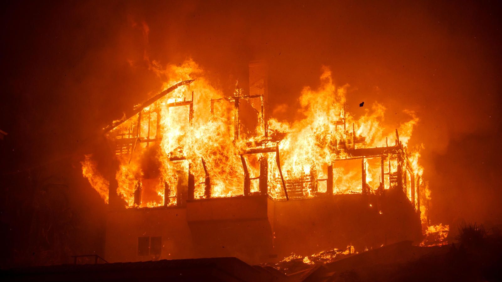 Southern California Fires Live Updates New Evacuation Orders Issued For Carpinteria And Montecito As Thomas Fire Again Rages Out Of Control Ventura County California Wildfires Fire