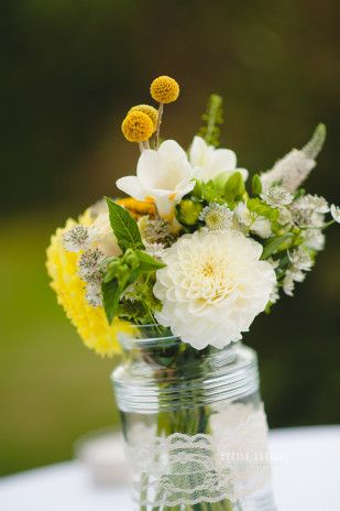 Cecile Creiche - Un mariage en jaune et vert au Manoir de Tourville - La mariee aux pieds nus Greenery Wedding Centerpieces, Small Centerpieces, Flowers Bouquet, Wedding Flowers, Bouquets, Yellow White Wedding, Yellow Decor, Deco Floral, Estilo Boho