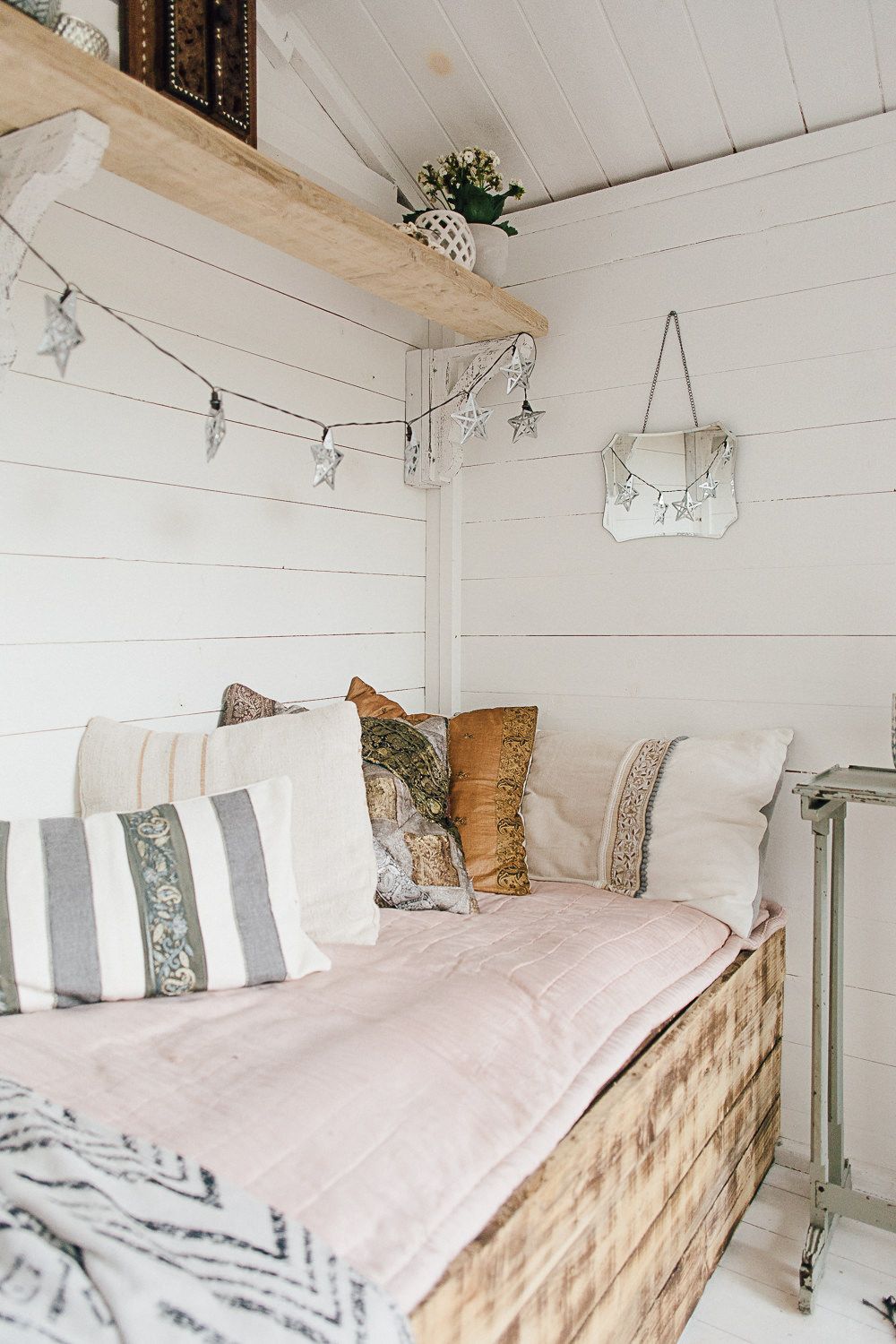 She Shed Interior Ideas, She Shed Decorating Ideas, Summer Decorating, Woman Cave, Tiny Shed Ideas, Shed Room Ideas, Hangout Room, Summer House Garden, Townhouse
