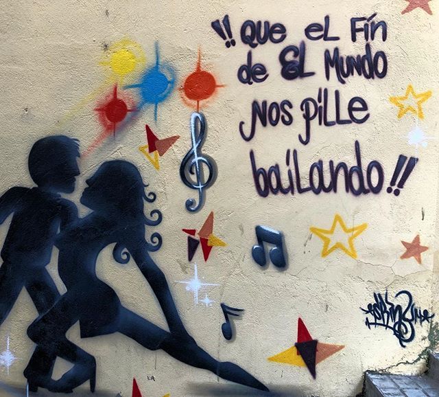 Que el fin del mundo nos pille bailando #streetart #quoteart #