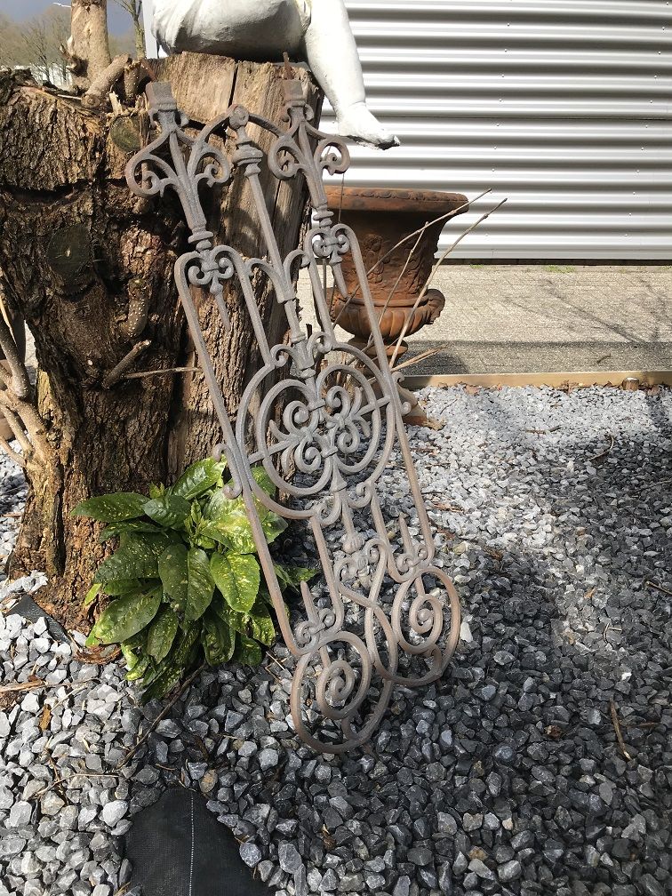 Hekwerk element nouveau "Paris " een trapstijl, versiering voor uw prachtige huis.Deze decoratieve en stijlvolle balkonreling is een reproductie uit de Franse Art Nouveau stijl. Het hekwerk is een sieraad, en een begrenst de uitnodiging naar uw woonbereik.Verbonden door bovenste en onderste rails ook geschikte elementen voor de productie van een balkonreling of voor de trap, een galerie of als een stabiel raamrooster, evenals om een terras ruimte te scheiden.De individuele elementen worden aange Paris, Firewood, Art Nouveau, Texture, Crafts, Products, Window Grill, Cast Iron, Living Area