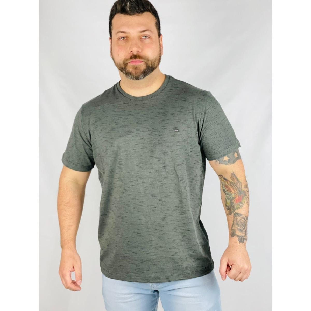 Camiseta Oyhan com estampa com frase de design minimalista é feita de malha de algodão, sendo maleável, se ajustando muito bem no corpo. Possui gola redonda e corte reto. Peça de estilo versátil e permitindo varias propostas de looks, podendo ser usada com jeans, bermuda ou compondo com alfaiataria.100% algodãoLavagem a mão.Temperatura máxima 40ºc.Não alvejar.Não secar em tambor.Secagem em varal à sombra.Temperatura máxima de base de ferro de passar de 110ºc.Vapor pode causar danos irreversíveis Design Minimalista, Bermuda, Base, Mens Tops, T Shirt, Products, Fashion, Clothes Line, Drum