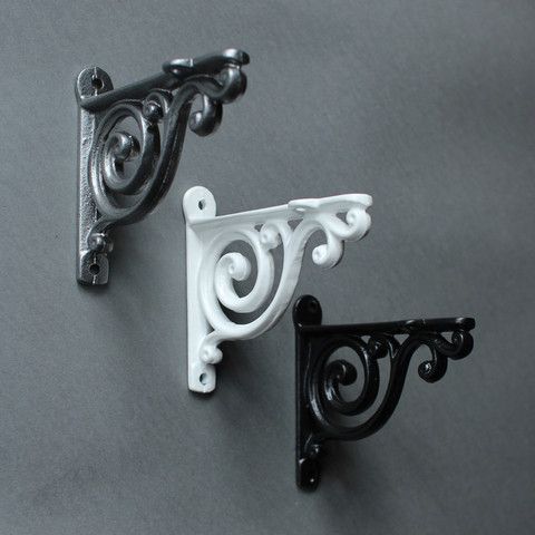 A PAIR OF ANTIQUE STYLE SMALL HAMMERED IRON BRACKETS CAST IRON SHELF BRACKET