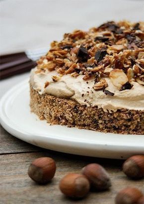 Unfassbar lecker und schnell gemacht! Nussboden mit Schokostückchen, Kaffesahne und als Topping karamellisierte Mandeln. #bananapie