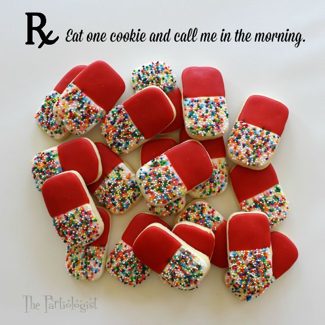 The Partiologist: Here's an Easy Pill to Swallow!http://cookiecutter.com/pill-medicine-capsule-cookie-cutter.htm Medical Party, Nurse Grad Party Food, Nurse Cookies, Doctor Party, Nurses Week Gifts, Nurses Week Ideas, College Graduation Parties, Nursing Graduation Cakes, Graduation Desserts