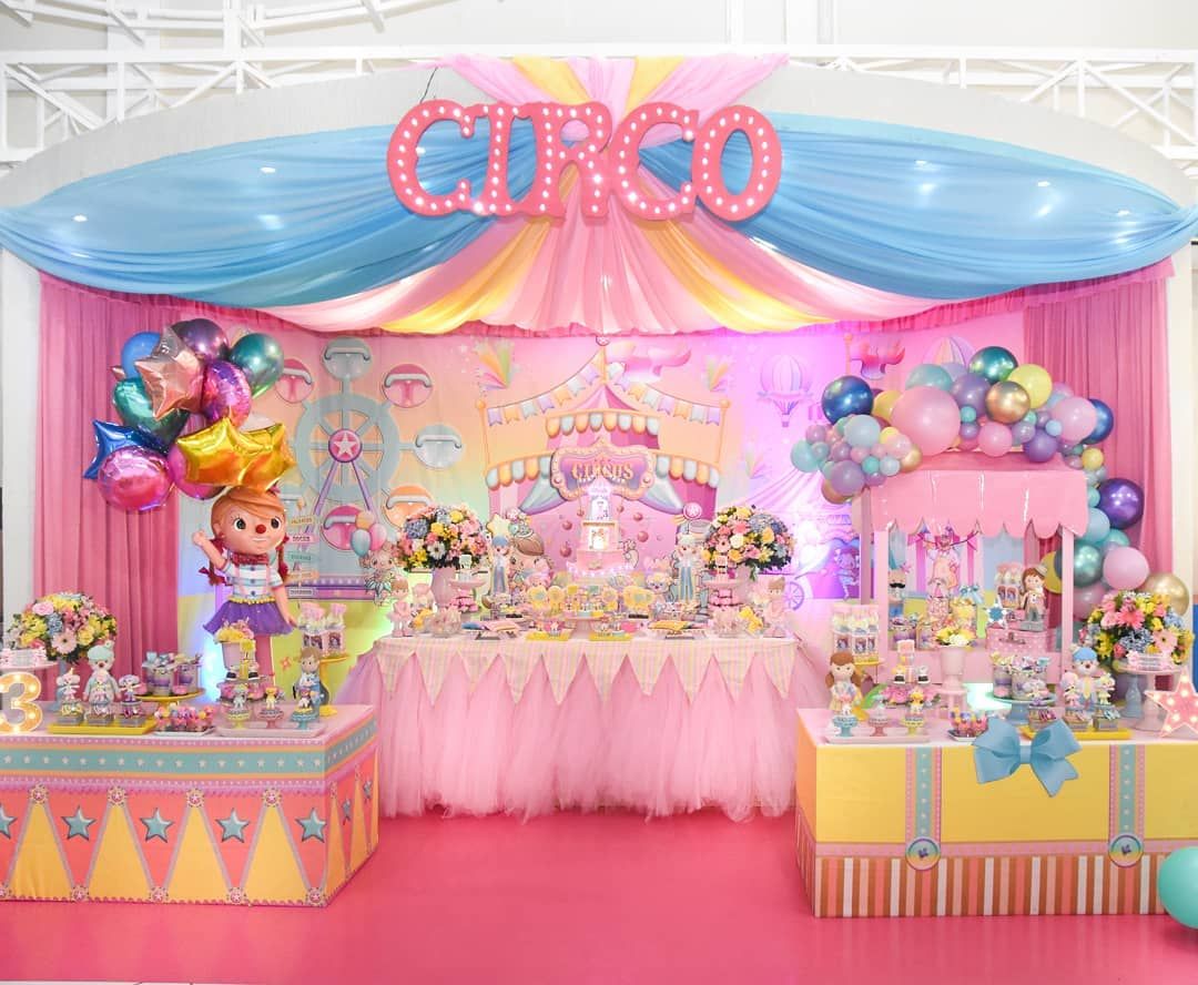 Decoração personalizada de festa de aniversário infantil no tema Circo