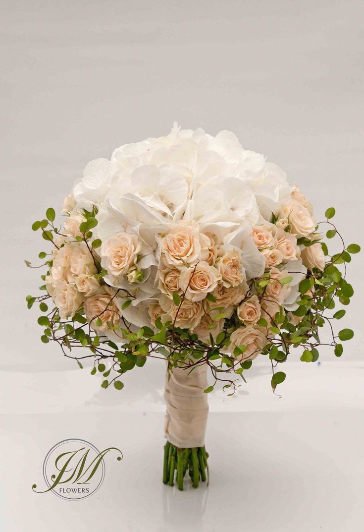 Weiße Hortensien, umgeben von blassen Pfirsichrosen mit feinen Zweigen - Hochzeitskleid #rosebridalbouquet