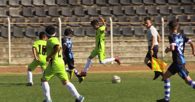 Dr. Turhan Kılıçcıoğlu stadında oynanan ve normal süresi 0-0 sona eren karşılaşmada şampiyon takımı penaltı atışları belirledi. Penaltı atışlarında rakibini 3-0 mağlup eden Çöplü Mahallesi, Minikler Futbol Turnuvası’nın şampiyonu oldu. Turnuvada Akkent Mahallesi üçüncü, Bahçelievler Mahallesi de dördüncü oldu. Final maçlarının ardından dereceye giren takımlara düzenlenen törenle kupaları verildi. Kupa törenine Belediye Başkanı Dr. Halil İbrahim Aşgın da katıldı. Belediye Başkanı Dr. Halil… Mac, Sports, Animals, Finals, Hs Sports, Animales, Animaux, Animal, Animais