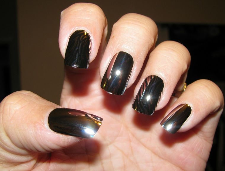 uñas negras efecto espejo | Black chrome nails, Chrome nails, Mirror nail  polish