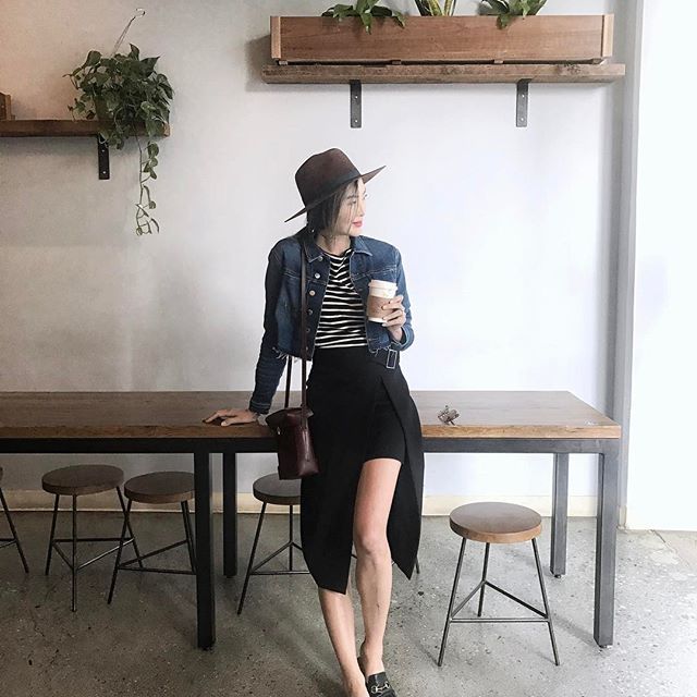 Another rainy day calls for another hat moment (and a side of leg). Morning LA! #rainydayoutfitforwork
