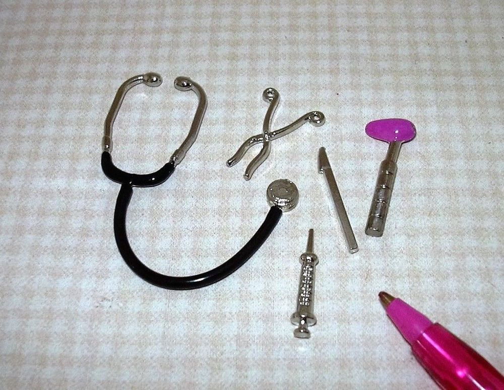 Scalpel etc DOLLHOUSE 1:12 Scale Miniature Set Dr/'s Instruments Stethoscope