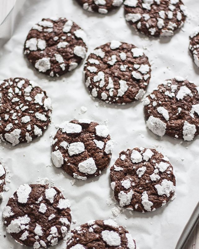 Cookies Craquelados de Chocolate: lindos e deliciosos! Super fácil de fazer em casa tem receita e video deles no blog. Comeria vários deles agora hein! . . #FoodPhotography #FoodPorn #FoodArt #InstaFood #Foodgasm #cookies #chocolate #fotodecomida Chocolate, Food Porn, Blueberries, Blog, Desserts, Christmas, Instagram, Conch Fritters, Sweets