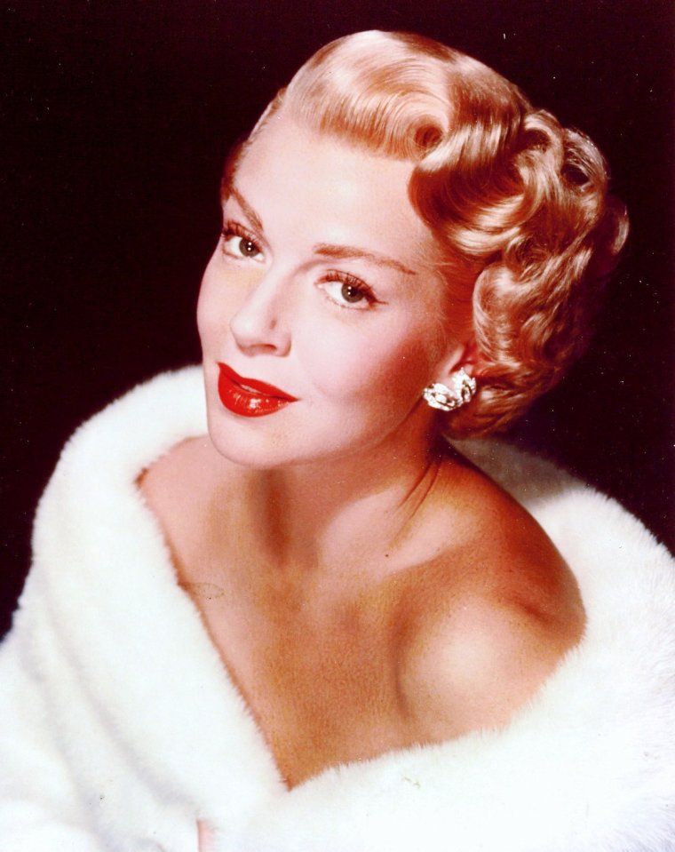 Lana TURNER est une actrice américaine de cinéma, née le 8 février 1921 à Wallace dans l'Idaho et décédée le 29 juin 1995 dans le quartier de Century City à Los Angeles en Californie. Lana TURNER fait partie de la mythologie hollywoodienne. Incarnation du glamour hollywoodien, elle fut pendant près de 20 ans une des stars de la Metro-Goldwyn-Mayer. Elle détient un record pour s'être mariée sept fois. Old Hollywood Glam, Hollywood Legends, Golden Age Of Hollywood, Classic Hollywood, Metro Goldwyn Mayer, Love Vintage, Vintage Glam, 1950s Vintage, Lana Turner