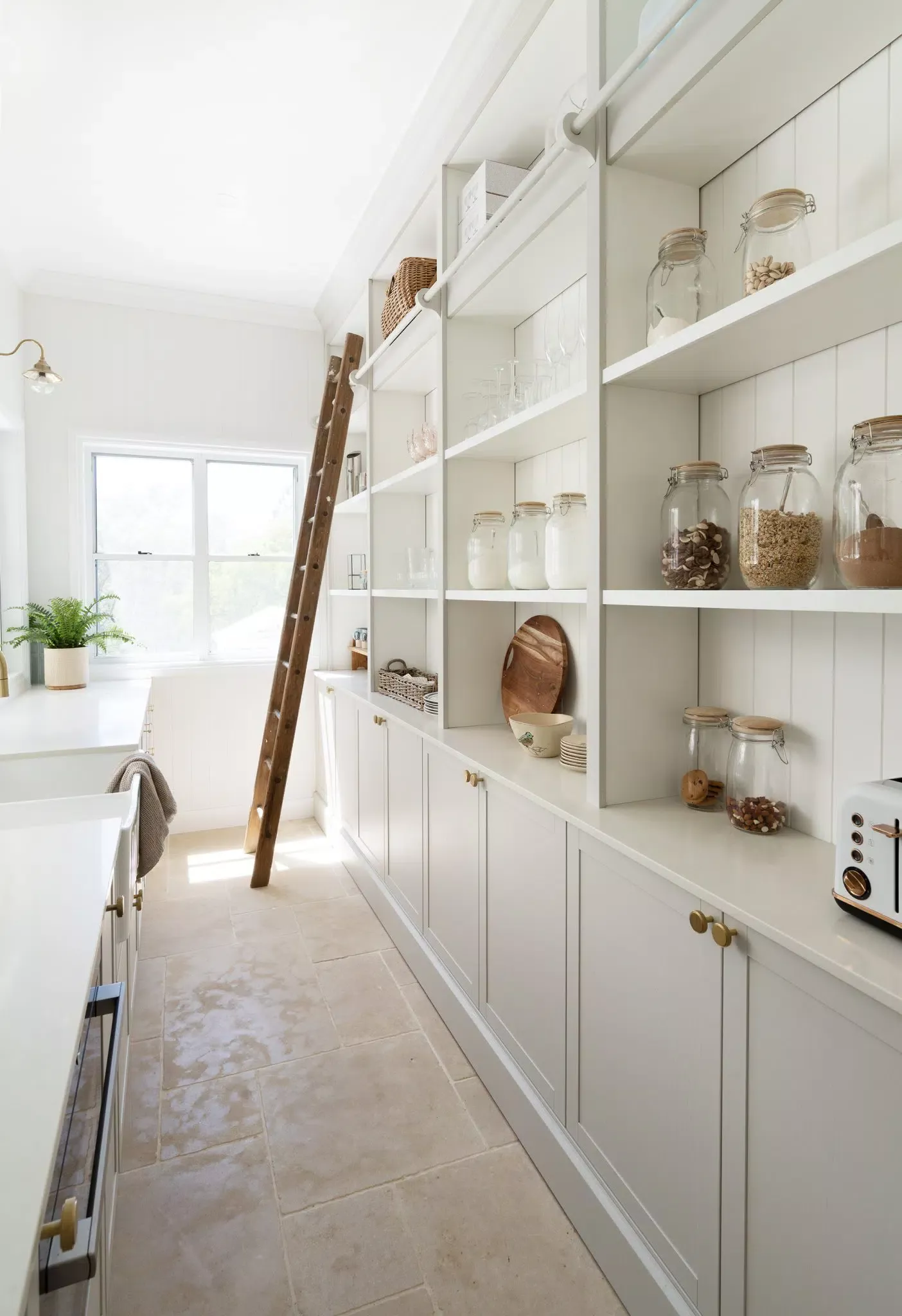 Front Porch Properties Brookfield - Intrim Mouldings Modern Coastal Kitchen, Coastal Farmhouse Style, Farmhouse Sink, Modern Farmhouse, Timber Handrail, Timber Mouldings, Country Interior Design, Bedroom Seating, Coastal Bathrooms