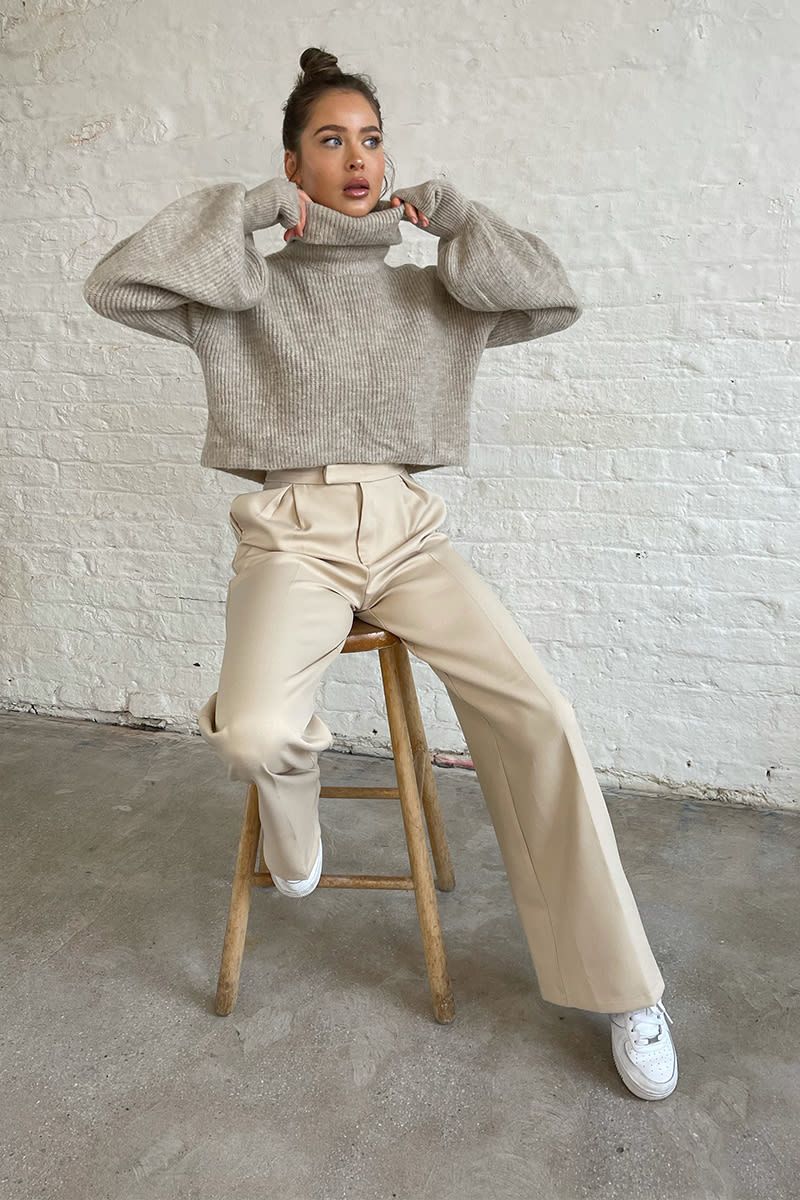 Cream Trousers Outfit, Wide Pants Outfit, Legs Outfit, Jeans Outfit Fall, Trouser Outfits, Outfit Inspo Fall, Casual Outfits, Casual Slacks Outfit Street Style, Beige Trousers Outfit Women