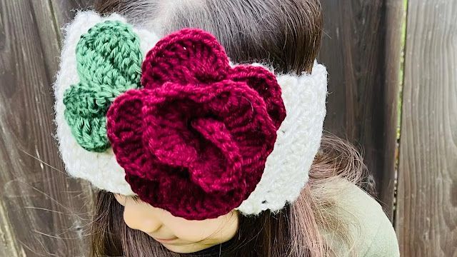 Hermosa diadema con una gigantesca y vistosa rosa tejida con ganchillo a crochet que decorará tu cabeza de una manera única, el tutorial de Brenny's Crochet Headband, Crochet Hats, Headband Hairstyles, 4th Of July Wreath, Winter Hats, The Creator, Youtube, Diy, Rose Headband