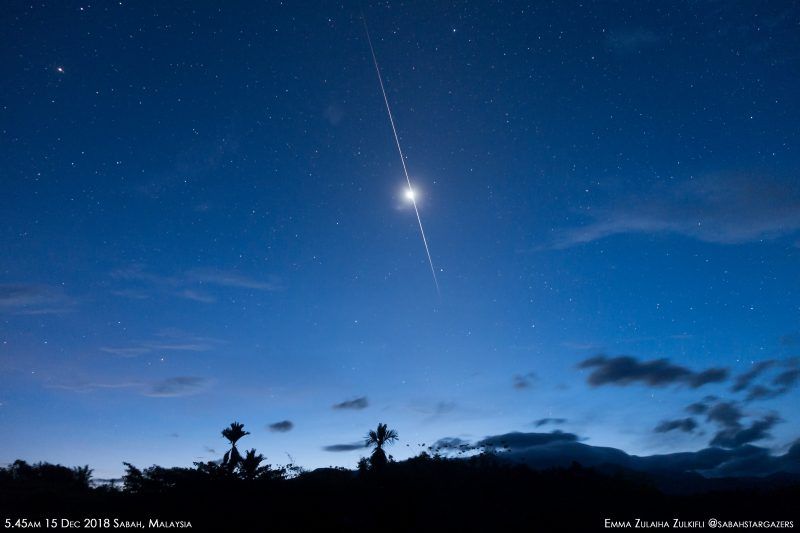 Long Meteor Trail In Dawn Light Meteor Shower Stargazing Brightest Planet