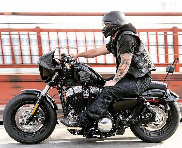 3,449 curtidas, 14 comentários - harleyBstyle (@harleybstyle) no Instagram: “#harleydavidson #harley #bikers #riders #motorcycle #motorbike #hd #chopper #sportster #dyna…” Harley Davidson Sportster 883, Sportster Bobber, Triumph Bobber, Harley Bobber, Bobber Bikes, Harley Bikes, Bobber Motorcycle, Bobber Chopper, Harley Davidson Motorcycles