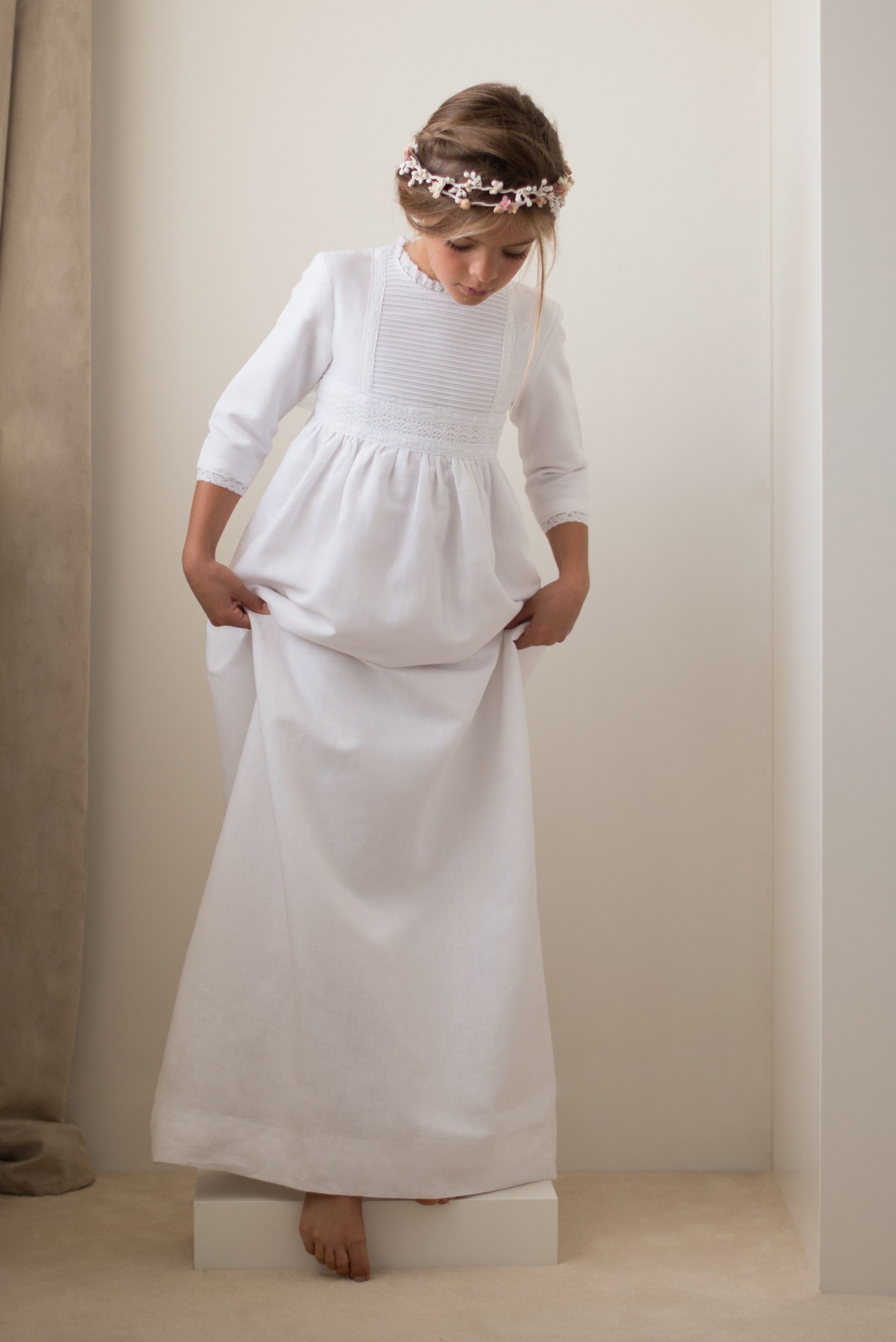 19. Vestido de comunion Candela (lazada encaje NO incluída) Girls First Communion Dresses, Holy Communion Dresses, Communion Hairstyles, Flower Girl Dresses, Girls Dresses, Romantic Hairstyles, Child Models, Streetwear Fashion, Kids Fashion