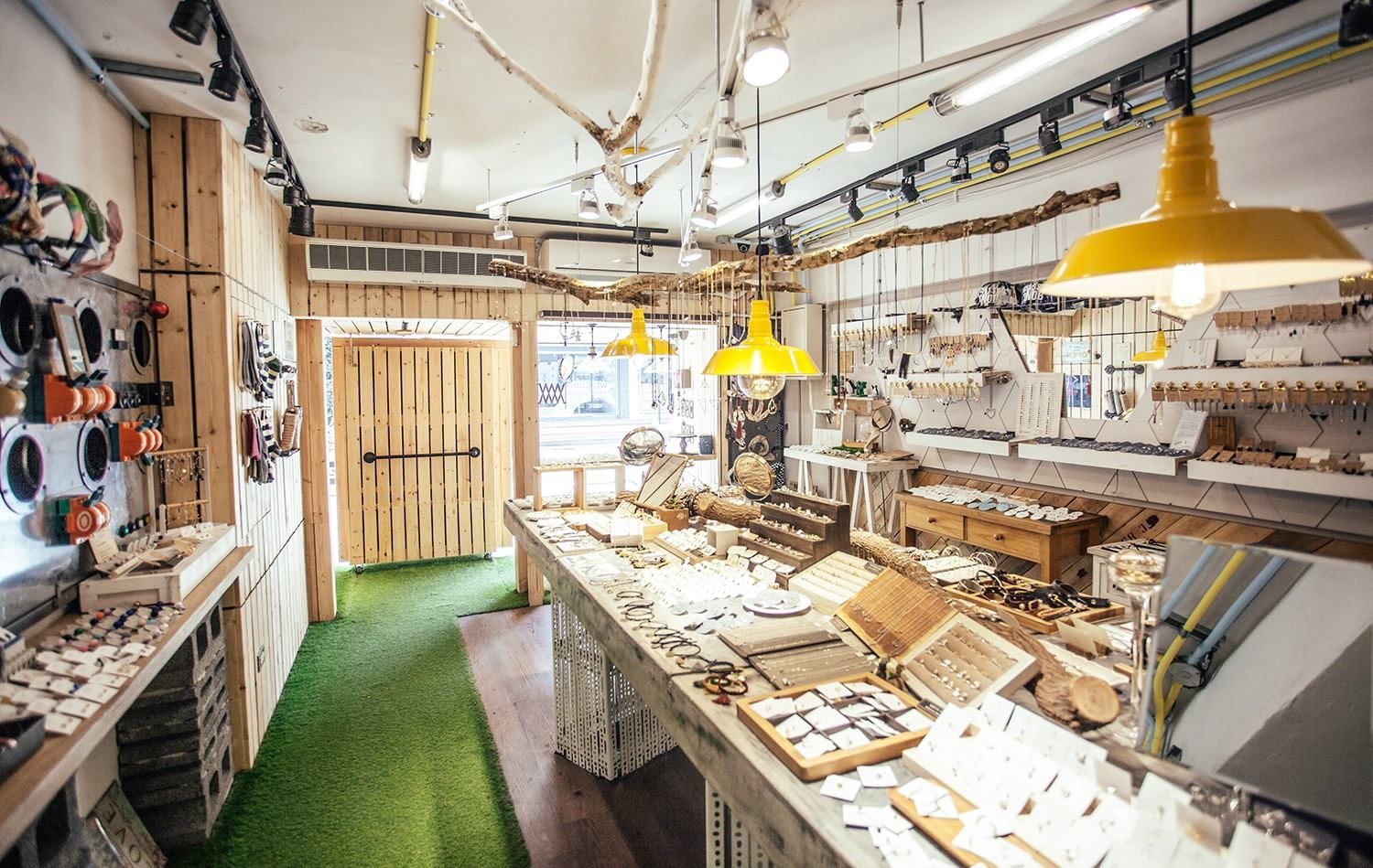 #story_of_space_archiparti | The jewelry shop Vacanza locate …