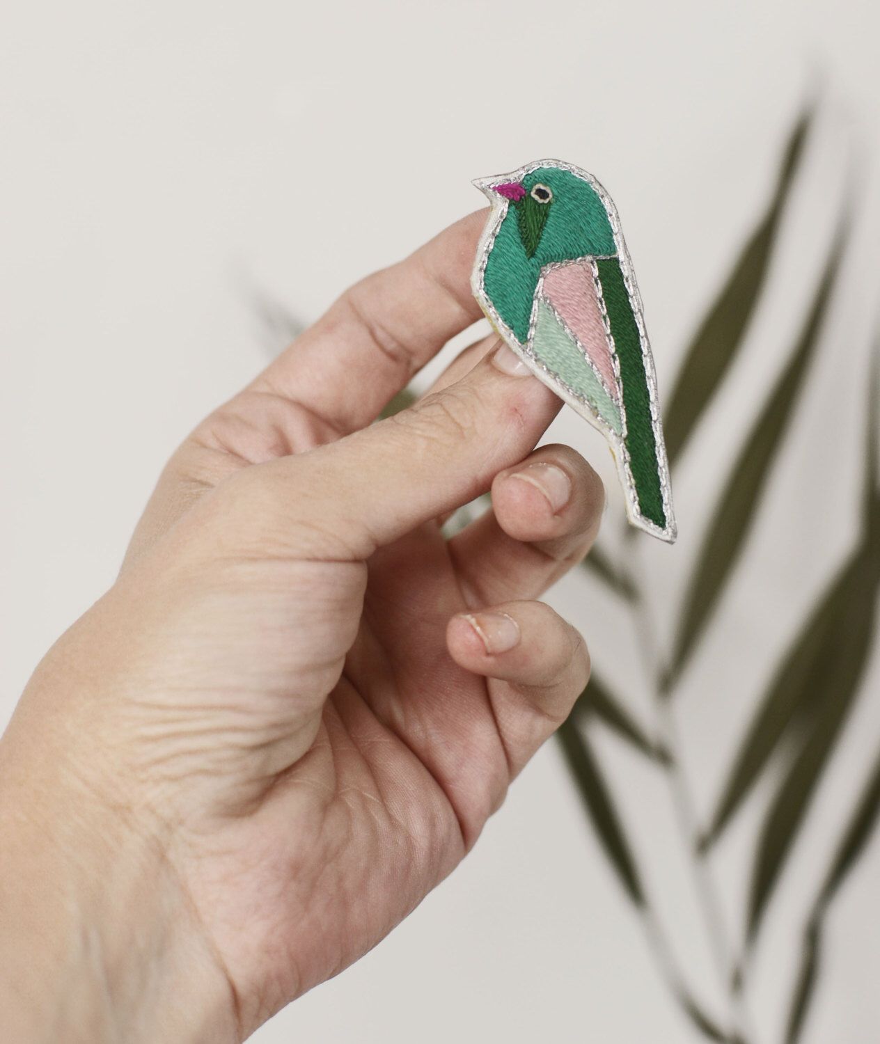 Articles similaires à Broche oiseau brodée à la main Birdy , oiseau multicolore,broderie oiseau graphique, oiseau graphique brodé, broderie colorée sur Etsy