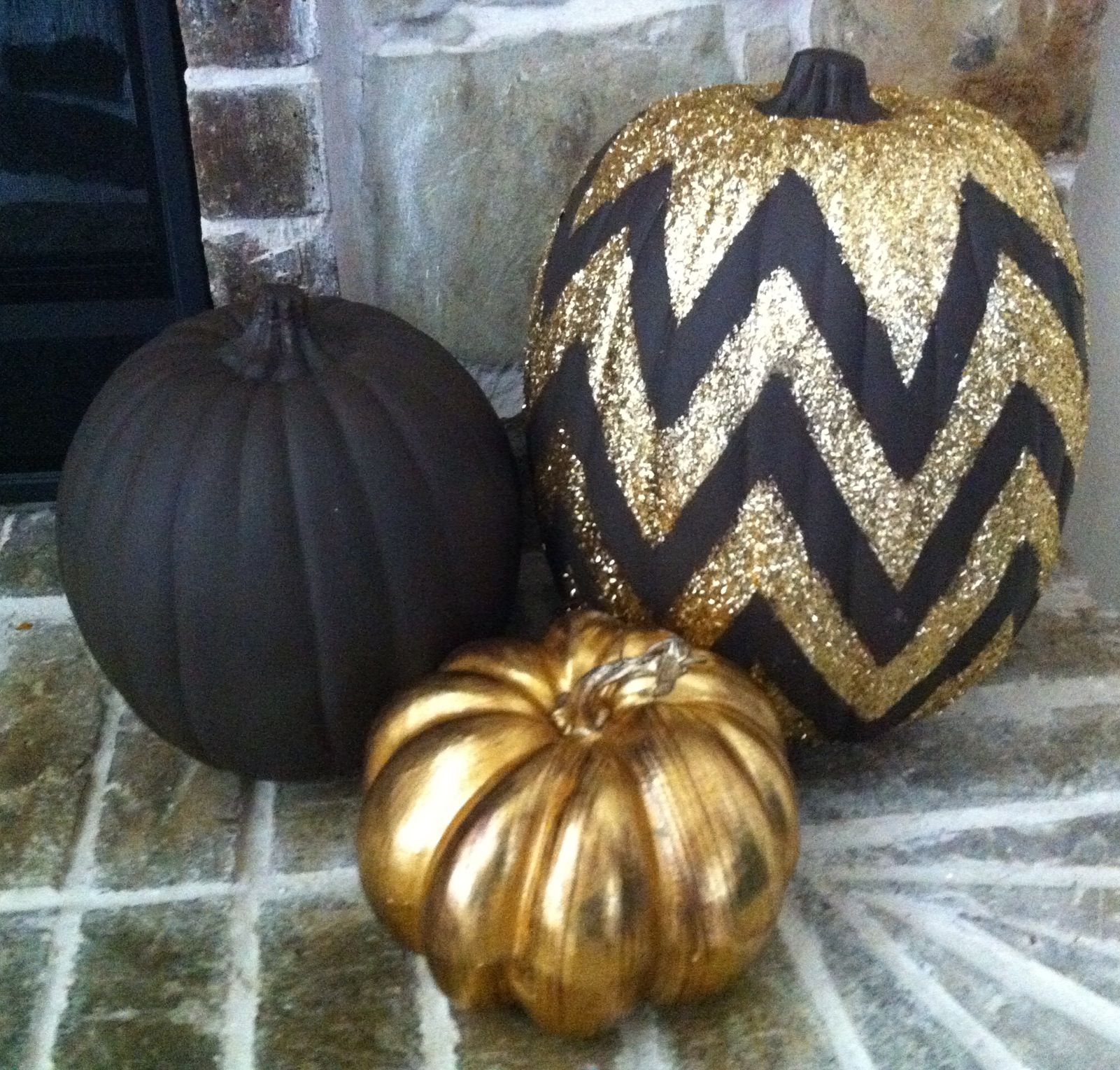 love these pumpkins! black, gold and glitter! Diy Halloween Projects, Fall Halloween Decor, Holidays Halloween, Halloween Crafts, Happy Halloween, Halloween Prop, Halloween Witches, Halloween Quotes, Spooky