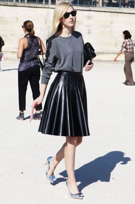 Looks con sudadera gris encaje falda plizada cuero stilletos plata moño gafas negras clutch negro sobre fashion style Super Moda, Street Chic, Street Style, Street Wear, Leather Pleated Skirt, Leather Skirts, Leather Leggings, Outfit Trends, Looks Style
