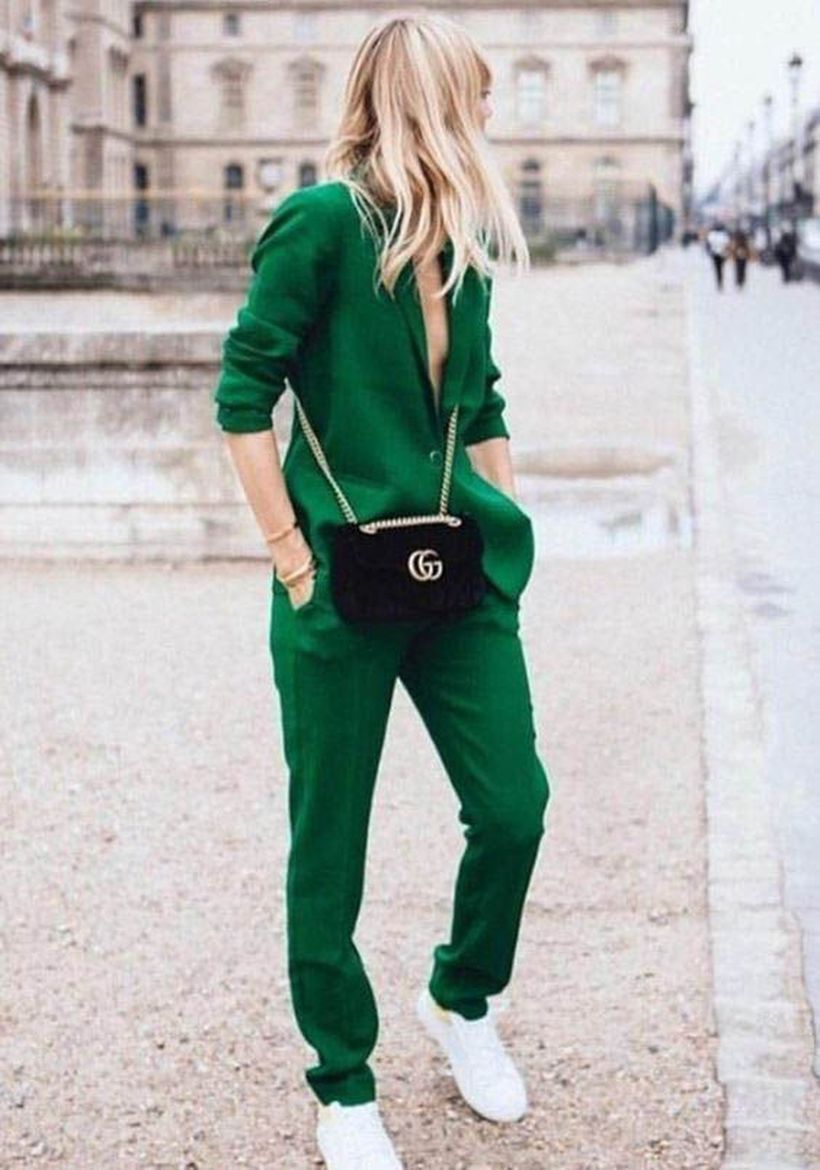 Trendy fall street style outfit for women.