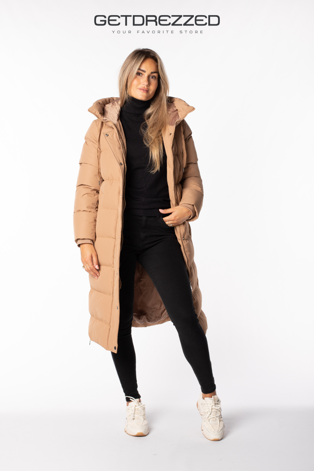 Productomschrijving: Deze Getdrezzed winterjas gaat jou lekker warm houden. Hij is dik gevoerd en heeft aansluitende mouwen, geen zuchtje wind komt erdoor! De jas heeft een rits die je naar boven en naar onderen kan openen. Over de rits kan je de jas nog sluiten met extra drukknopen. Daarnaast zitten er ook ritsen aan de zijkant. Verder heeft de jas insteekzakken, een hoge kraag, capuchon met touwtjes om strakker te trekken en mouwboorden. Maat model: 171 cm en heeft maat S (36) Maatadvies: mate Puffer, Winter Jackets, Midi, Products, Fashion, Winter Coats, Moda, Winter Vest Outfits, Fashion Styles
