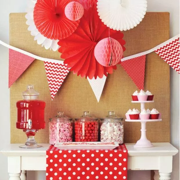 (Foto: Reprodução/ Pinterest/ cdn2-blog.hwtm.com) Valentines Day Party, Valentines Day Decorations, Love Valentines, Vday, Birthday Decorations, Red Party Decorations, Valentine Banner, Valentinstag Party, Deco Rose