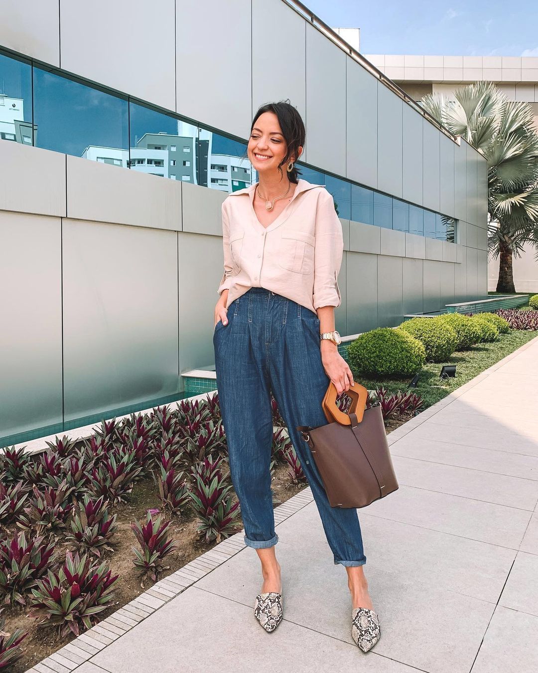 PAULA SALVADOR, consultora on Instagram: “look com camisa • não é sempre que aparece por aqui, né? e muito menos uma mais estruturadinha assim 😅 acabo preferindo outras blusas…” Snake Print, Paula, New Look, Work Outfit, Mood Board, Culottes, Mom Jeans, Oxford, Casual Outfits