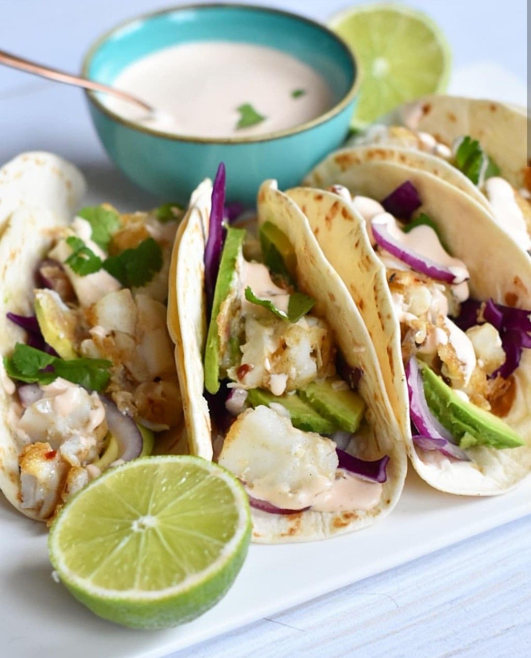 Een heerlijke zomerse maaltijd. Lekker fris maar met een pittig sausje. Deze vis taco's zijn een heerlijke variantie op de normale texmex gerechten. #fishtaco #texmex #vis #koriander #rodekool #avocado #gezond #foodfromclaudnine Taquitos, Fish Tacos, Tex Mex, Paneer, Onion, Avocado, Good Food, Mexican, Favorite Recipes