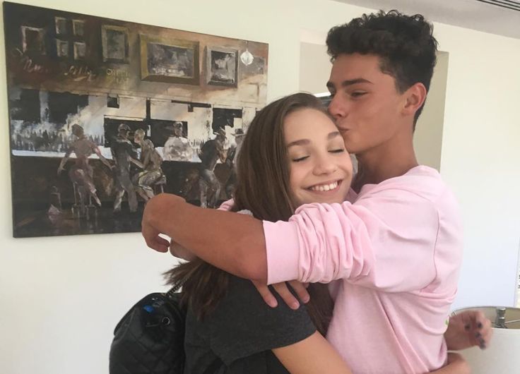 Who is maddie ziegler dating