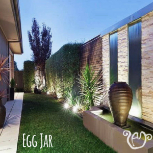 Ces jardins rien sont marche seulement auprès ces pelouses puis ces sol en comp...