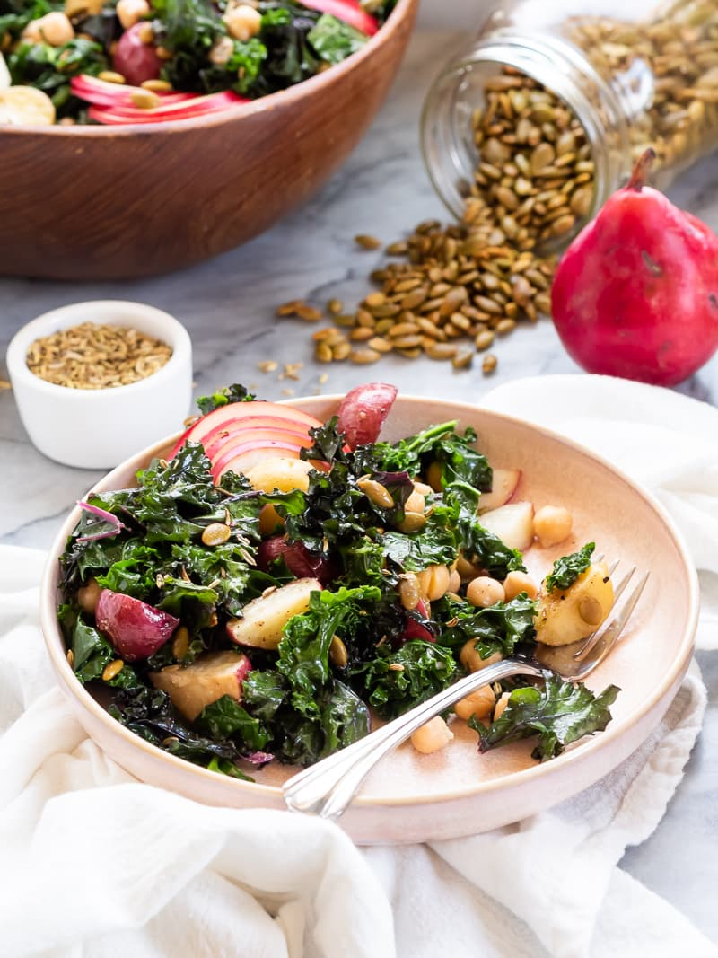 Salada de grão de bico de couve com receita cremosa de molho de missô