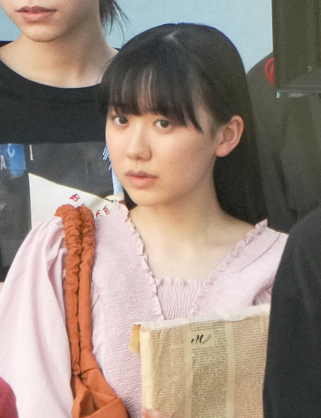 フォトギャラリー2枚目　超名門大の女子大生になっても…芦田愛菜「猛暑でも完璧な女子高生姿を発見！」激レア写真