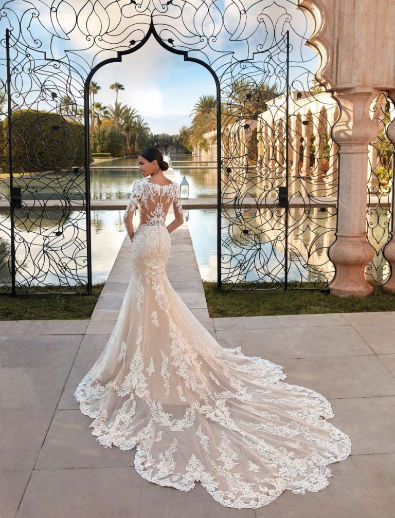 This breathtaking fit n flare gown exudes modern opulence. Breathtaking sprays of intricate beaded lace adorn the shoulders of the plunging
