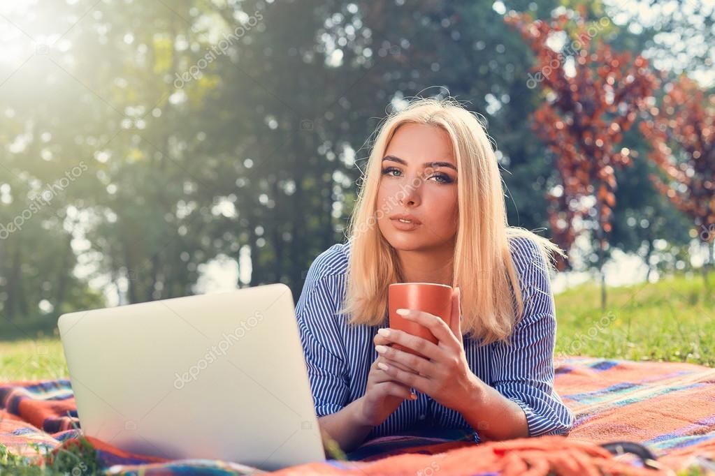 Скачать - Front view of student girl working with a laptop near university — стоковое изображение Student Girl, Rose Wine, Alcoholic Drinks, Stock Photos, Views, Liquor Drinks, Alcoholic Beverages, Liquor