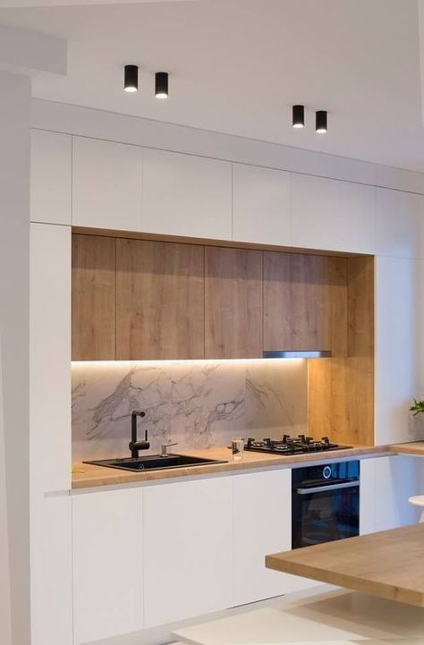 Le ruban LED crée ici un éclairage localisé sur la zone du plan de travail dans cette cuisine aux teintes claires Minimal Kitchen Design, Kitchen Room Design, Kitchen Cabinet Design, Interior Design Kitchen, Minimalist Kitchen Diy, Space Kitchen, Minimalist Apartment, Interior Livingroom, Kitchen Counters