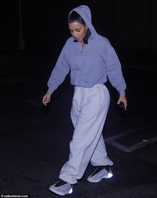 Kim Kardashian rocks her sweatpants and ditches the makeup for late-night ice cream run | Daily Mail Online Kim Kardashian Kylie Jenner, Kardashian Style, Kardashian Fashion, Kardashian Kollection, Kendall Jenner, Chill Outfits, Comfy Outfits, Athletic Lounge Wear, Sweatpants Outfit Ideas