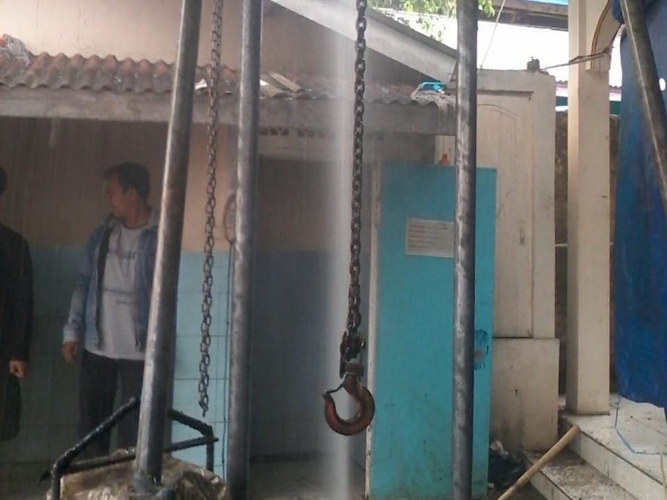 Ada Semburan Air dan Batu dari Galian Sumur Bor CIANJUR, patas.id – Warga Kampung Cidamar, Desa Bobojong, Kecamatan Mande, Kabupaten Cianjur, digegerkan dengan semburan air dan batu dengan ketinggian mencapai 20 meter, Rabu (5 September 2018) sekitar pukul 15.00 WIB. Ujang Solehudin (40 tahun), Ketua RW setempat, mengatakan, semburan air dan batu tersebut sudah berlangsung selama satu jam. “Pertama warga mengebor tanah, tiba-tiba air #kecamatanmande, #polsekmande, #sumurbor 5 September, Ladder, Stairway, Ladders