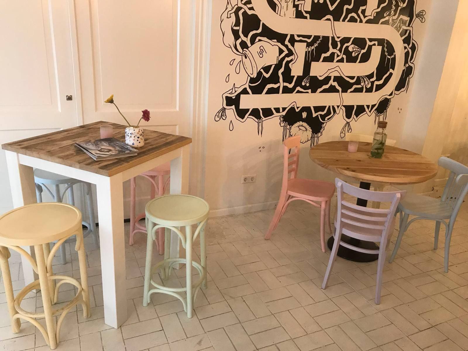 Horeca-inrichting - Volledig voor u op maat gemaakt - Oud is Nieuw | Gestoffeerde stoelen, Cafe, Barkruk