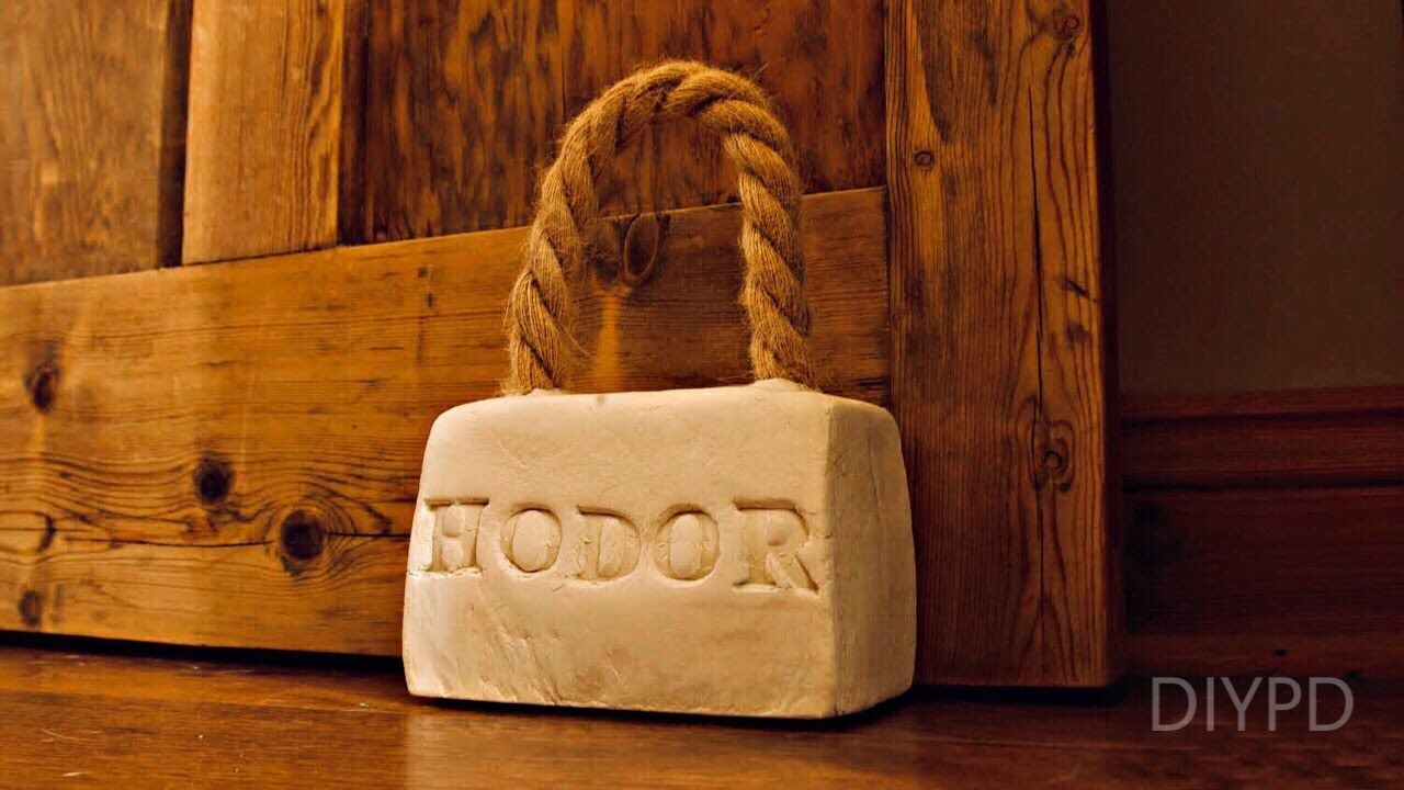 Hodor door stopper from modelling clay. Hold the door!!! Door stop DIY idea with a touch from the Game of Thrones. Click the link to watch the video how you can make it. So... no more door slamming! Cute Crafts, Diy And Crafts, Door Stopper Diy, Snowman Faces, Modeling Clay, Rope Handles, Diy Clay, Home Deco, Plugs