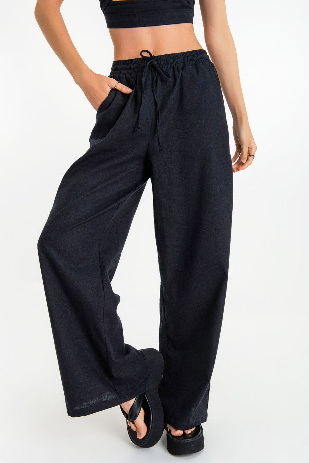 Pantalón de pierna amplia, bolsillos delanteros, cintura alta con pretina elástica y jareta ajustable. Tallas y medidas · La modelo lleva una talla XS · Altura del modelo: 1.75 mts. Composición 100% Algodón Parachute Pants, Harem Pants, Products, Fashion, Templates, Pockets, Pants, Clothing, High Waist